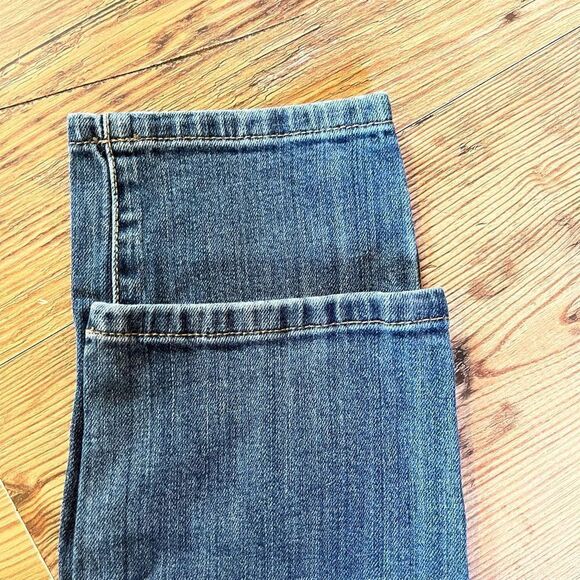 Lauren Conrad Womens jeans size 10. Distressed, bottom hem 5.5”. Great shape - Picture 6 of 8